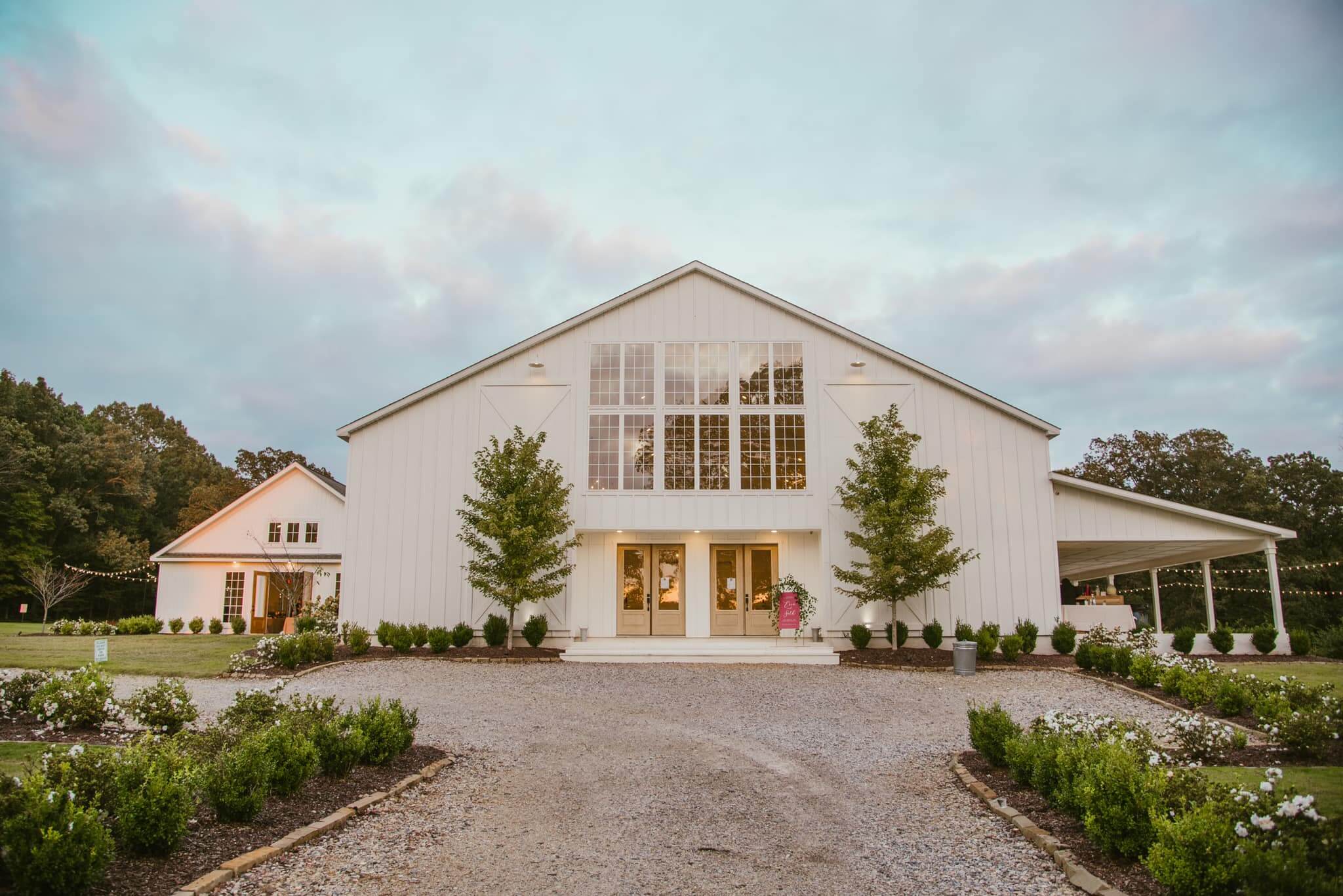 Cheerful Farmhouse Wedding at The Grandeur House in Little Rock, Arkansas